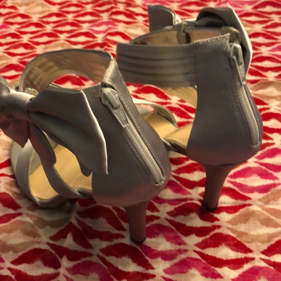 ๐๐ Pretty Silver Satin Heels ๐ ๐ - Picture 4 of 8
